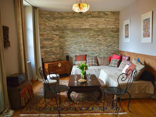 un salon avec un canapé et une table dans l'établissement Demeure historique écossaise dans le Cher avec jardin et salle de jeux - FR-1-586-52, à Aubigny-sur-Nère