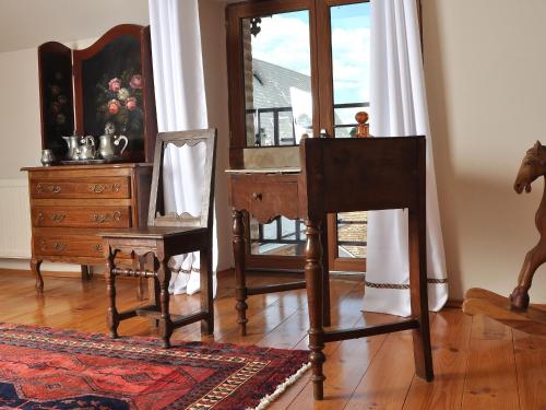 Cette chambre comprend un bureau, une chaise et une commode. dans l'établissement Demeure historique écossaise dans le Cher avec jardin et salle de jeux - FR-1-586-52, à Aubigny-sur-Nère