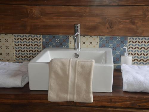 La salle de bains est pourvue d'un lavabo et d'une serviette suspendue. dans l'établissement Demeure historique écossaise dans le Cher avec jardin et salle de jeux - FR-1-586-52, à Aubigny-sur-Nère