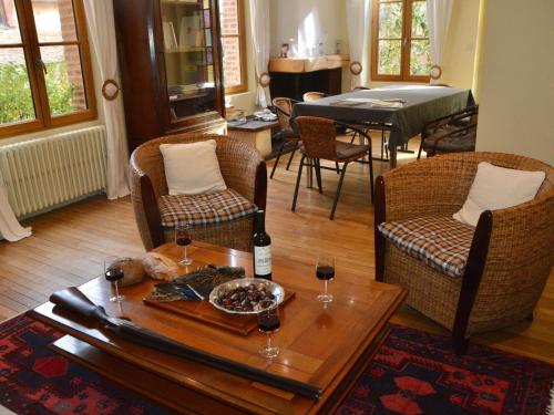 - un salon avec une table et des verres à vin dans l'établissement Séjournez dans une demeure écossaise historique avec salle de jeux, auberge familiale du 19ème siècle - FR-1-586-53, à Aubigny-sur-Nère