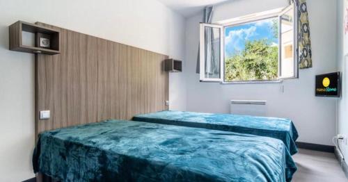 une chambre avec deux lits et une fenêtre dans l'établissement Appartement aux portes de Saint-Tropez, à Saint-Tropez