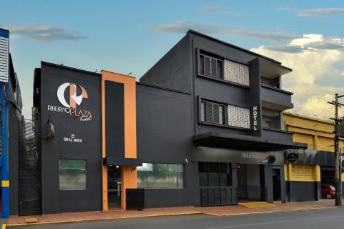 a black building on the side of a street at Ribeirão Plaza Hotel in Ribeirão Preto