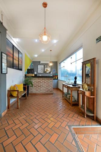 a large living room with a fireplace and a table at Ribeirão Plaza Hotel in Ribeirão Preto