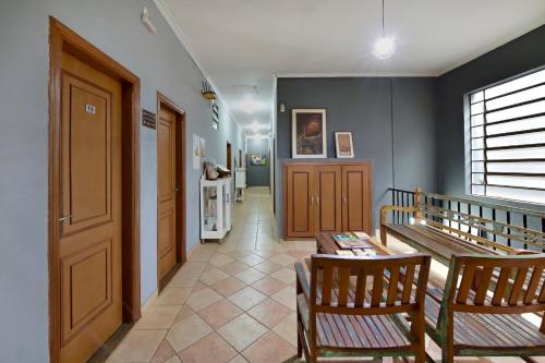 a hallway with a table and chairs and a kitchen at Ribeirão Plaza Hotel in Ribeirão Preto