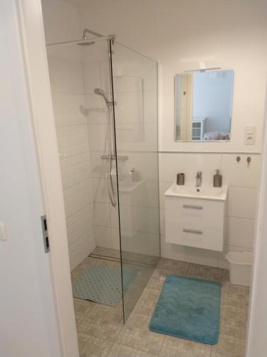 a bathroom with a shower and a sink at Meta nad morzem in Pogórze