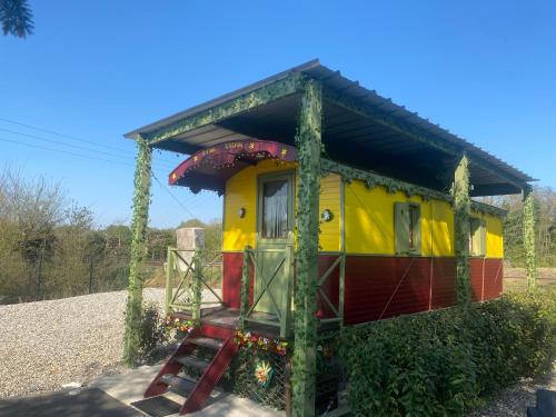 Photo de la galerie de l'établissement Roulotte pour une nuit en amoureux tout équipée.., à Noyelles-sur-Mer