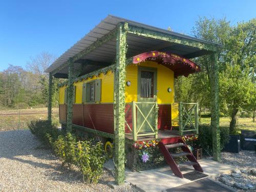 Photo de la galerie de l'établissement Roulotte pour une nuit en amoureux tout équipée.., à Noyelles-sur-Mer