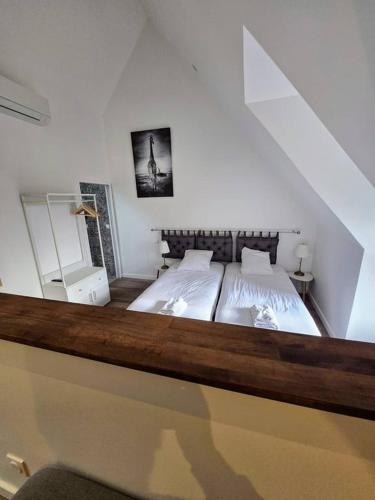 une chambre avec deux lits et un miroir dans l'établissement Robillard 5 - Séjour à Auxerre, à Auxerre