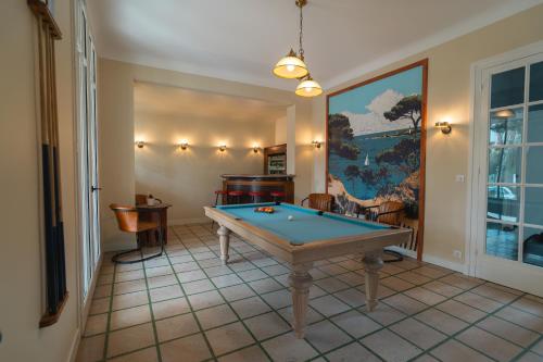 un salon avec une table de billard dans l'établissement Villa Le Dupleix, à Arcachon