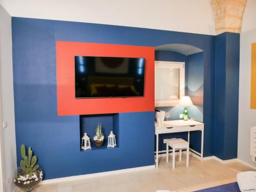 un soggiorno con parete blu e rossa di SaraHome a Bari