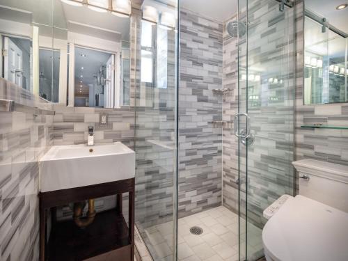 Phòng tắm tại Three Bedroom on Little Italy Mulberry Street