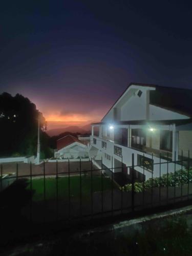 Východ nebo západ slunce při pohledu z hotelu nebo okolí