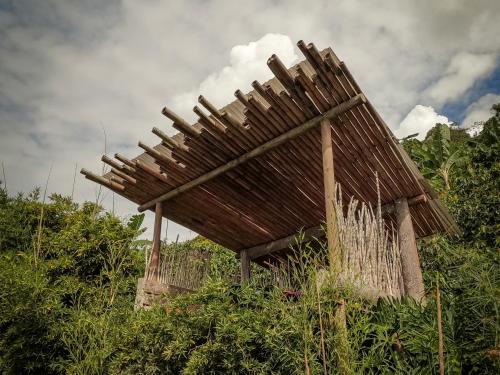 a wooden structure sitting on top of a field at La Cima Eco Hotel in Buenavista