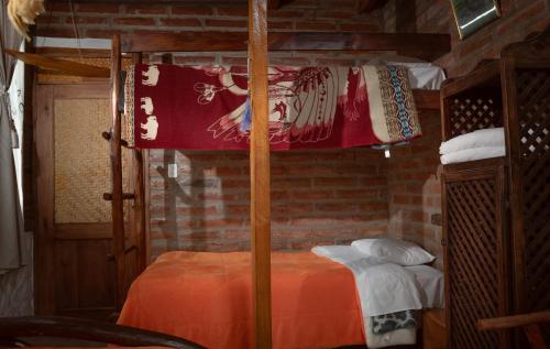 a bedroom with a bunk bed in a room at Hospedaje Vertientes del Imbabura in Otavalo