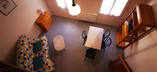 an overhead view of a room with a couch and a table at Résidence Anclo in Rennes-les-Bains