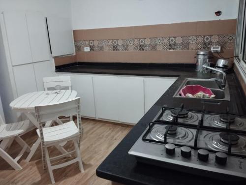 Kuchyň nebo kuchyňský kout v ubytování Maison Essid kelibia