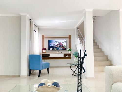 Μια τηλεόραση ή/και κέντρο ψυχαγωγίας στο Luxurious house, bedrooms, private pool, parking