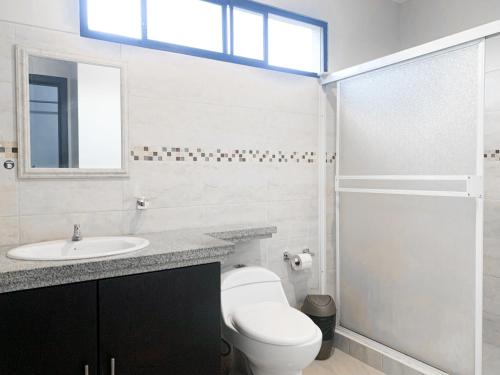 Ένα μπάνιο στο Luxurious house, bedrooms, private pool, parking
