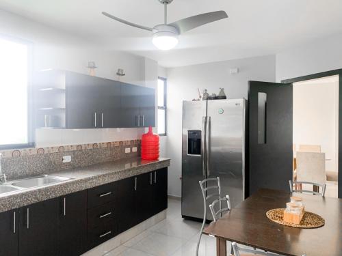 Η κουζίνα ή μικρή κουζίνα στο Luxurious house, bedrooms, private pool, parking