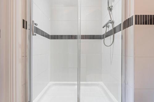 a white shower with a tub in a bathroom at Cozy 2bed flat with free parking near Willen Lake in Milton Keynes in Milton Keynes