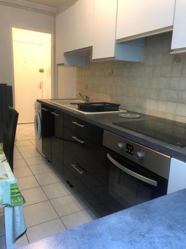 une cuisine avec un évier et un plan de travail dans l'établissement APPARTEMENT 3 LITS Parking Proche Rouen Dock, à Canteleu