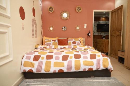 une chambre avec un grand lit dans une pièce dans l'établissement Elegant F3, 2 chambres climatisées lits king size, Yoff plage bceao, à Dakar