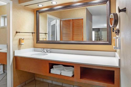 Ένα μπάνιο στο Best Western Plus Black Oak