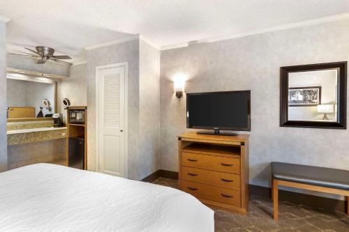 Μια τηλεόραση ή/και κέντρο ψυχαγωγίας στο Best Western Plus Black Oak