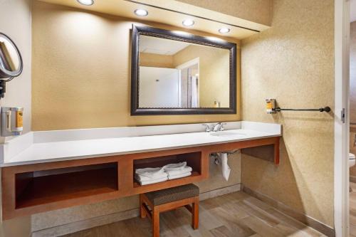 Ένα μπάνιο στο Best Western Plus Black Oak