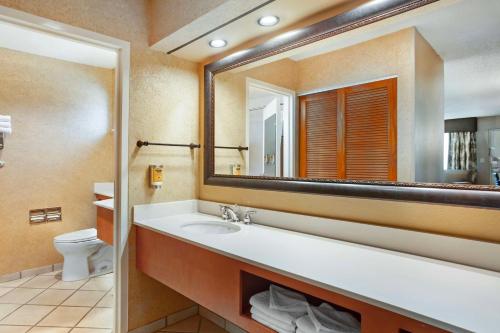 Ένα μπάνιο στο Best Western Plus Black Oak