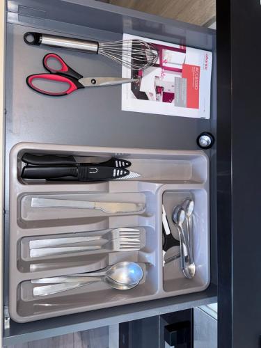 un tiroir avec ciseaux et autres ustensiles de cuisine dans l'établissement LeSimplicity #CentreVille, à Cognac