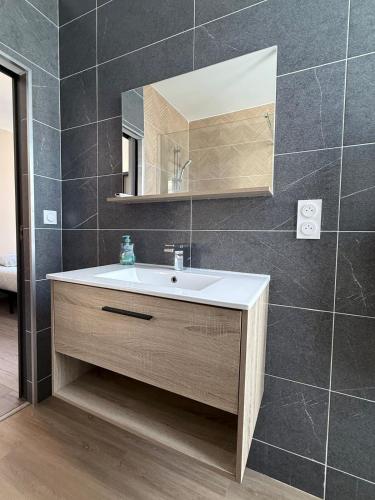 une salle de bain avec un lavabo et un miroir dans l'établissement LeSimplicity #CentreVille, à Cognac