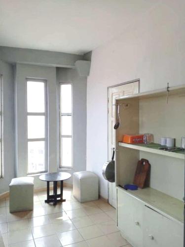 una cucina con un tavolo e un tavolo in una stanza di Cybhouse a Yaoundé