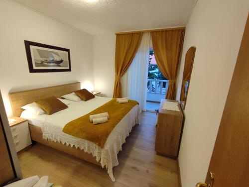 Un dormitorio con una cama grande y una ventana. en Vila Mariana, en Sevid