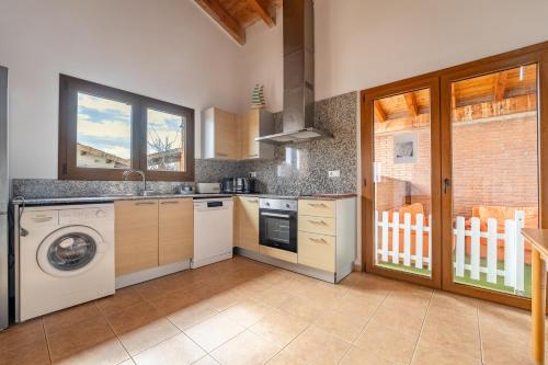 a kitchen with a washing machine and a dishwasher at Can Prats in Ríudecañas