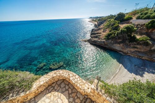 a view of the ocean from a cliff at Villa Brio in Skala Kefalonias