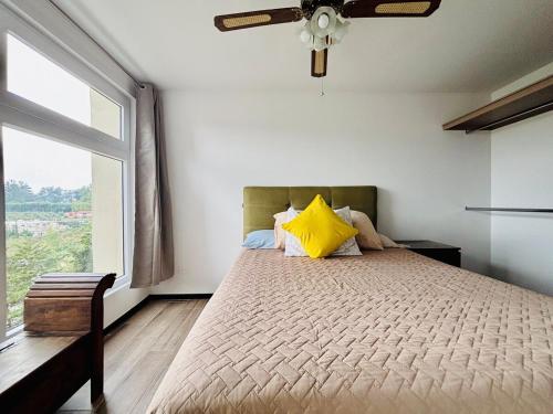 Ένα ή περισσότερα κρεβάτια σε δωμάτιο στο ADStays Penthouse Volcano View APT 1208B