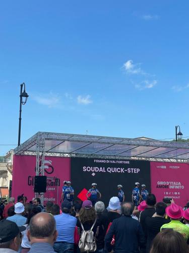 a crowd of people standing in front of a stage at La Mansarda in Foiano di Val Fortore