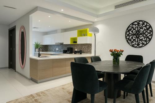 Η κουζίνα ή μικρή κουζίνα στο Massive LuxXo Family & Friends House with Terraces, Private Parking, Pool & Quick Access to Dubai Mall