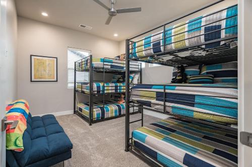 Una cama o camas en una habitación de 52-53| Poolhouse Duplex in St George with 2 Pools and Hot Tubs