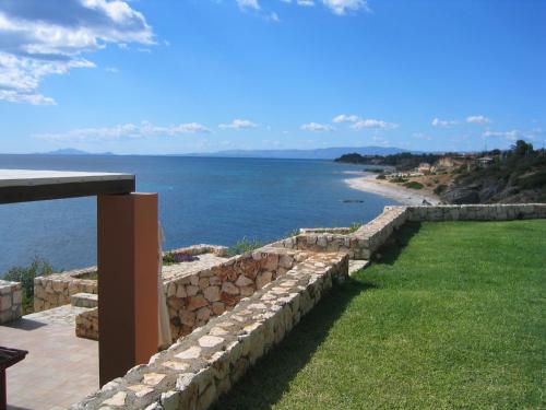 a retaining wall with a view of the ocean at Villa Brio in Skala Kefalonias