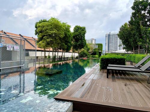 Πισίνα στο ή κοντά στο Tamarind Suite- Deluxe 2 bed studio Cyberjaya