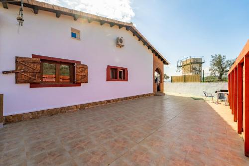 an external view of a white house with a patio at Can Prats in Ríudecañas
