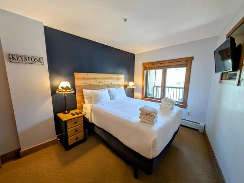 Postel nebo postele na pokoji v ubytování Red Hawk Lodge 2275 by SummitCove Lodging