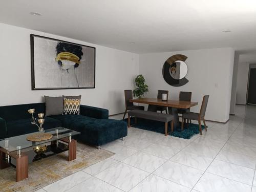 a living room with a couch and a table at Gran departamento de lujo ejecutivo con alberca in Sanctórum
