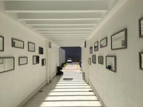 a hallway of a building with pictures on the walls at Gran departamento de lujo ejecutivo con alberca in Sanctórum