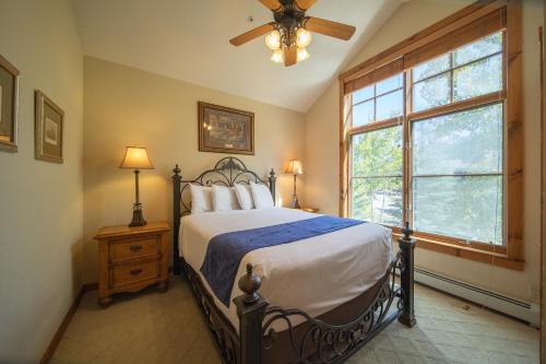 Ένα ή περισσότερα κρεβάτια σε δωμάτιο στο Seasons 1851 by SummitCove Lodging