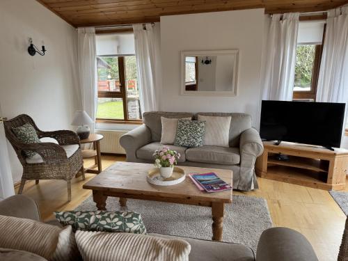 TV a/nebo společenská místnost v ubytování Walled Garden Lodges Loch Lomond