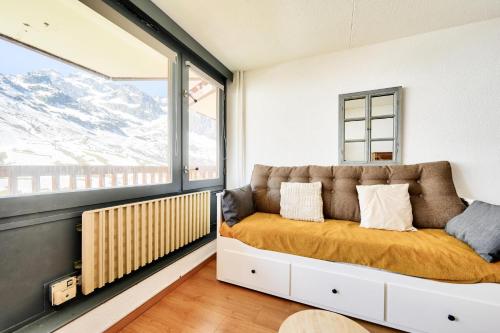 une chambre avec un lit dans une pièce avec une fenêtre dans l'établissement Résidence Le Tourmalet - maeva Home - Studio 4 personnes - Prestige MAE-2571, à La Mongie