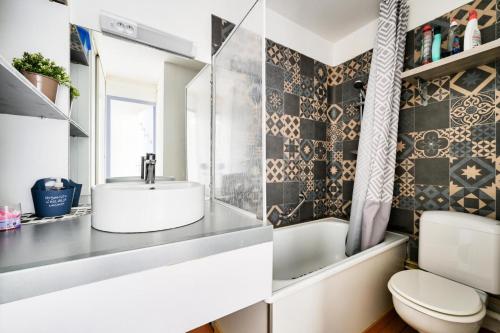 une salle de bain avec un lavabo et des toilettes dans l'établissement Résidence Le Tourmalet - maeva Home - Studio 4 personnes - Prestige MAE-2571, à La Mongie